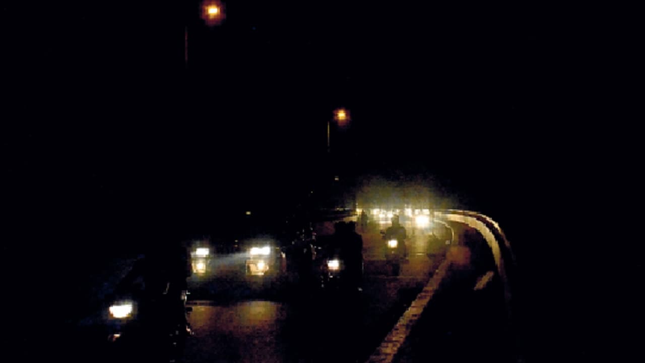 विक्रमशिला सेतु: शाम ढलते ही अंधेरे में डूब जाता है पुल, जान जोखिम में डाल गुजरते हैं लोग