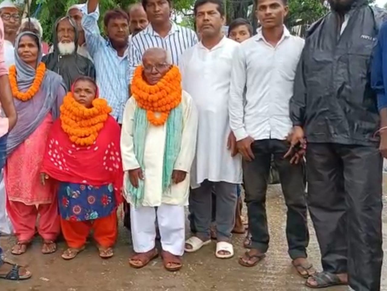 बिहार पंचायत चुनाव : सबसे छोटी कद की महिला ने किया नामांकन, जीत का जताया भरोसा