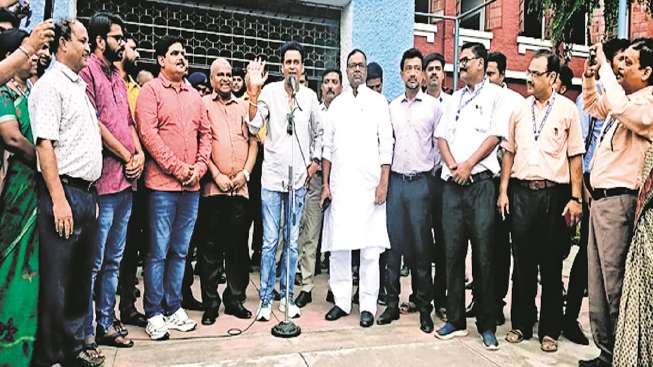 Manoj Bajpayee अपने स्कूल पहुंच बन गए बच्चे, खेल के मैदान में खड़े होकर बच्चों से कहा...