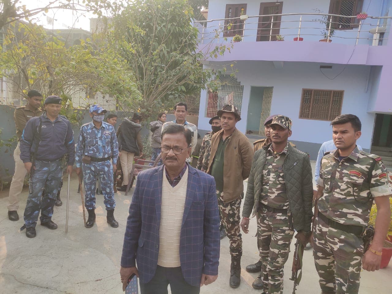 मधुबनी में निगरानी रेडः जानें क्यों ग्रामीण कार्य विभाग के प्रधान लिपिक रुपयों से भरा बैग सड़क पर फेंकने लगे