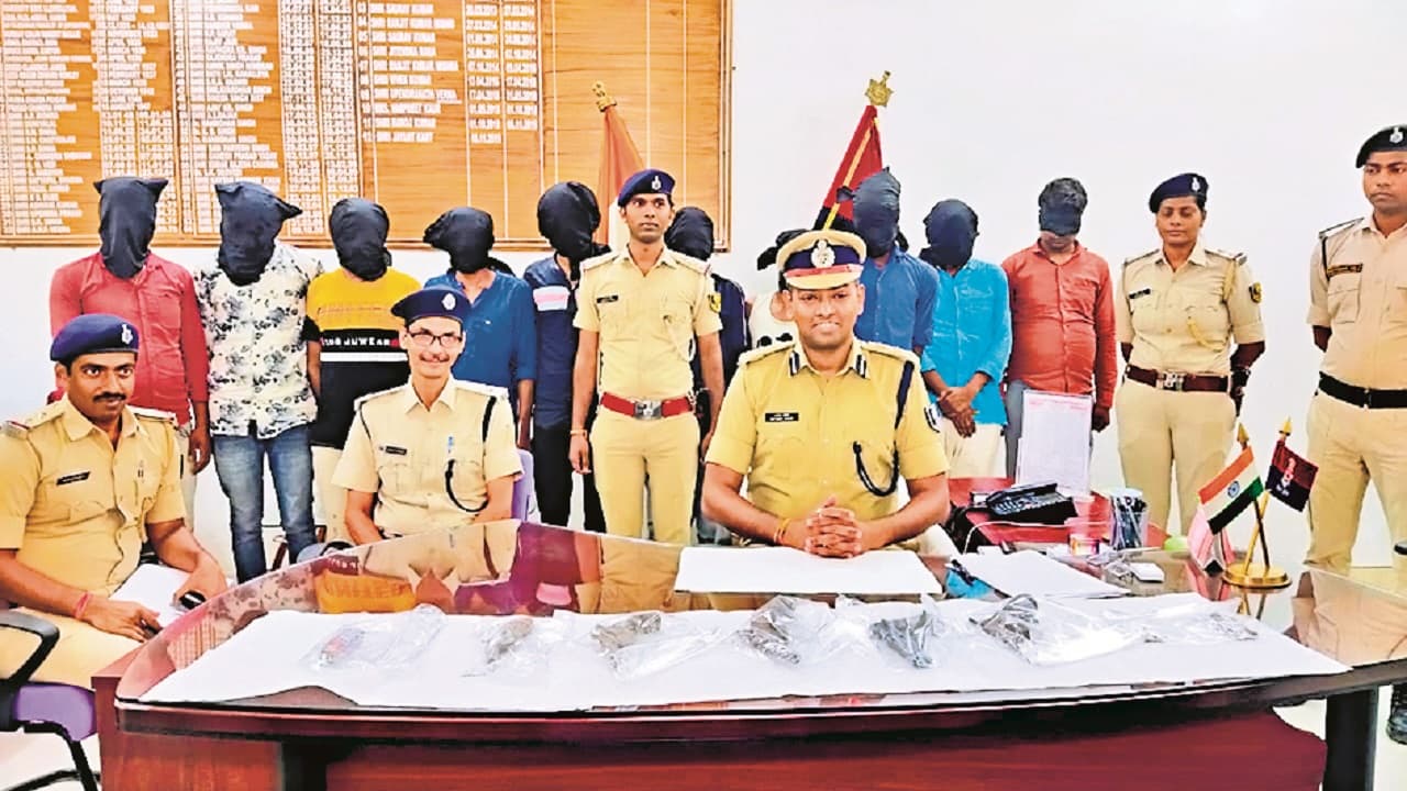 Bihar: मुजफ्फरपुर में अंतर जिला हाइवे लुटेरा गिरोह के 10 अपराधी गिरफ्तार, 25 लाख का लूटा माल बरामद