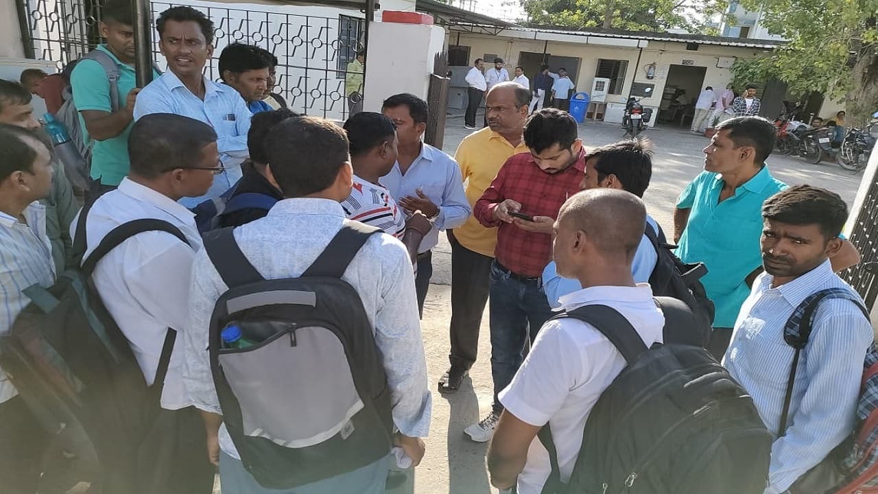 शिक्षक नियोजन की काउंसलिंग में गड़बड़ी का आरोप लगा अभ्यर्थियों ने किया हंगामा, 24 अगस्त को आएगी सूची