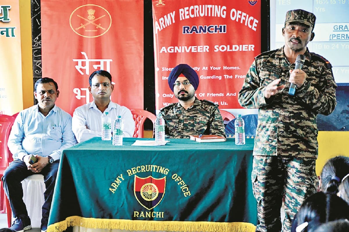 देवघर के छात्र-छात्राओं को बताएं सेना में भर्ती के नियम, गतिविधियों में बढ़-चढ़कर भाग लेने की दी सलाह