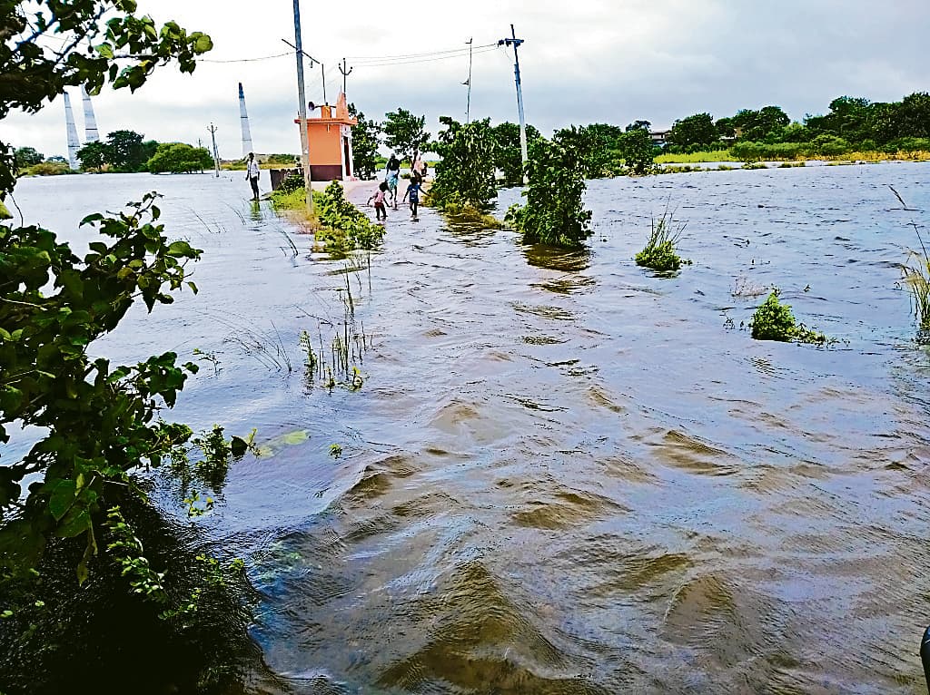 मुंगेर में बाढ़ से कई गांवों का मुख्यालय से संपर्क टूटा, ग्रामीण इलाकों की सड़कों पर चढ़ा पानी