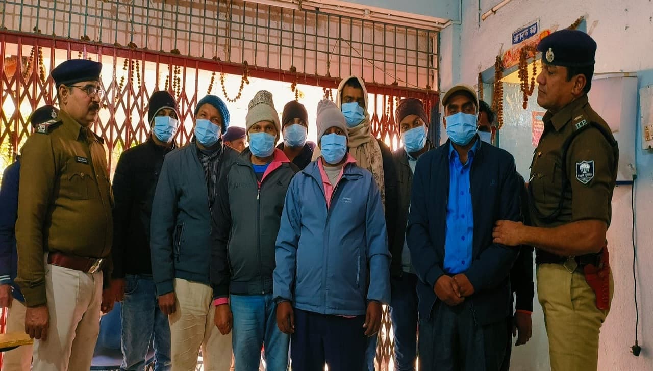 परमाणु बम बनाने में काम आने वाले यूरेनियम के साथ दो विदेशी के साथ नौ लोग धराए, पुलिस विभाग में मचा हड़कंप