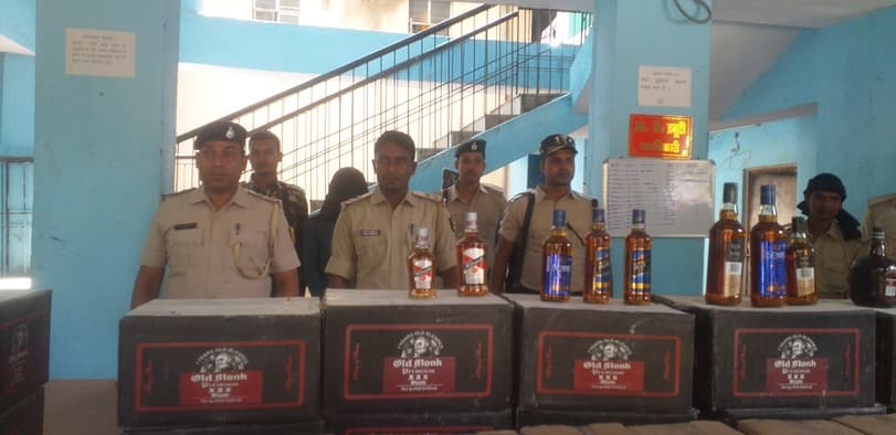 Liquor Ban in Bihar: होली में हो रही थी जाम छलकाने की तैयारी, पुलिस ने पूरे प्लान पर फेरा पानी, ट्रक के तहखाने से 27 लाख की शराब जब्त