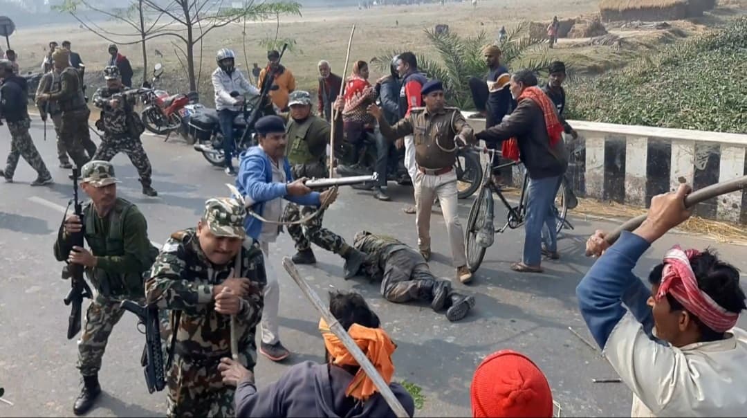 Bihar Crime News: जमुई में शिक्षक की हत्या पर बवाल, शव देख भड़के लोग, 2 जवानों का सिर फोड़ा, लाठीचार्ज-फायरिंग