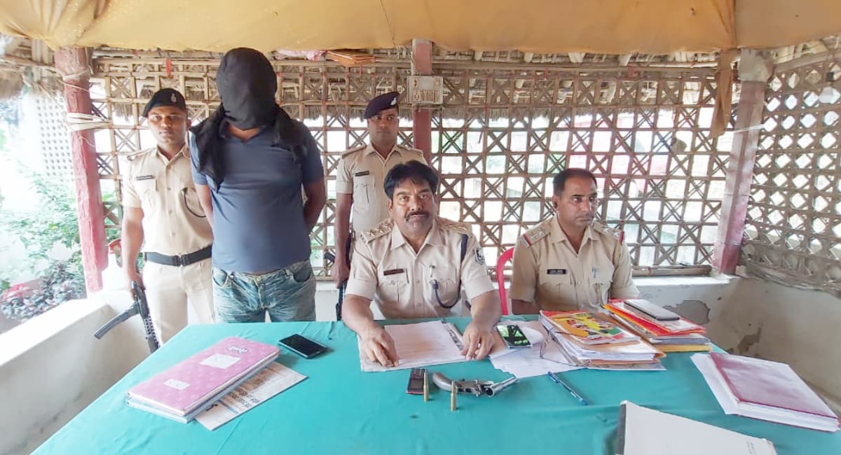 Supaul: ट्रिपल मर्डर का वांछित अपराधी कट्टे के साथ गिरफ्तार, खेत जोतवाने आया था बमबम यादव