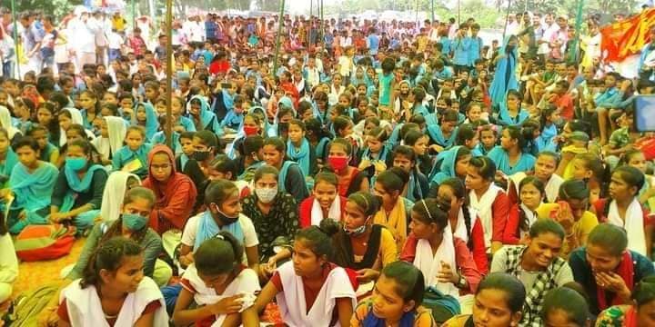 Protest against demolition of the school आरा-पटना फोरलेन पर लगी बच्‍चों की क्‍लास, पढ़िए क्यों हुआ ऐसा