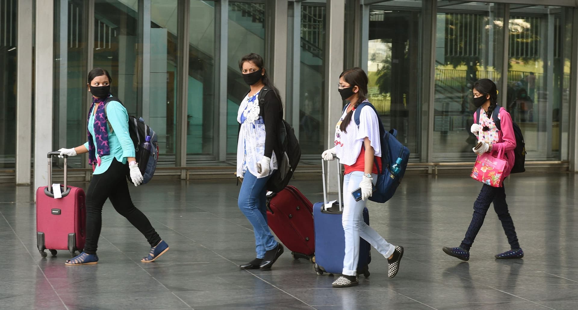 Coronavirus Outbreak : कोरोना के कारण 11,000 लोगों की मौत के बाद दुनिया भर में Lockdown जैसी स्थिति, WHO ने युवाओं को भी चेताया