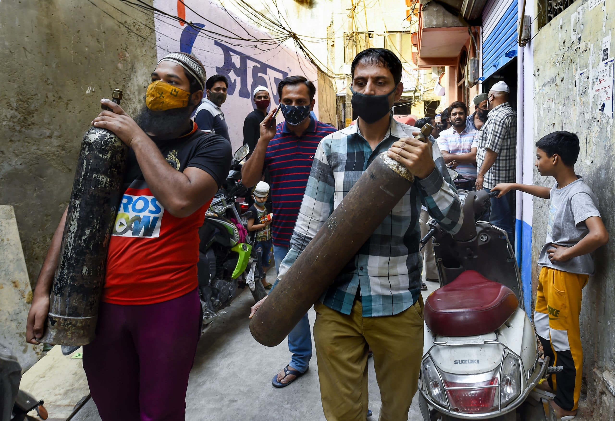 Corona Crisis: अस्पताल में ऑक्सीजन नहीं और चल रहे स्टील प्लांट, केंद्र को दिल्ली हाई कोर्ट की फटकार