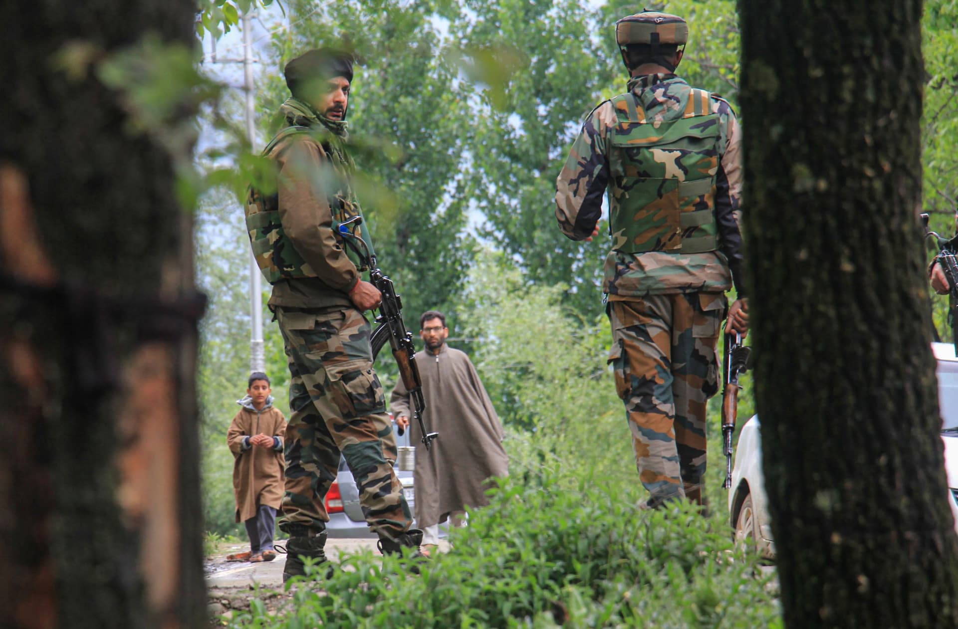 Jammu Kashmir: अमित शाह की हाई लेवल मीटिंग के बाद अनंतनाग में मुठभेड़, हिज्बुल कमांडर ढेर