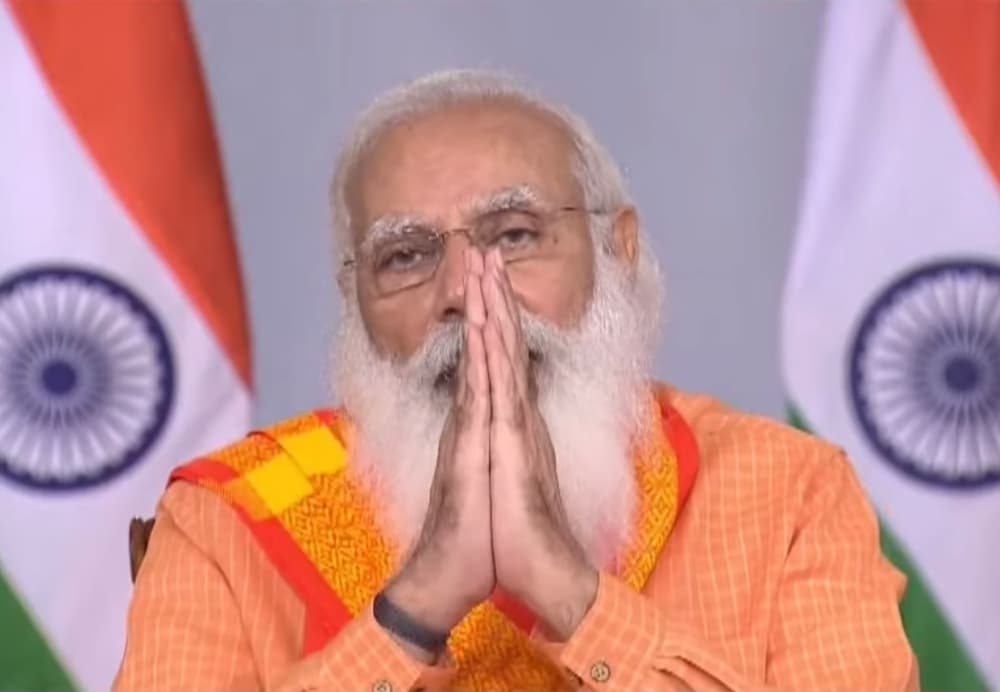 वाराणसी के हेल्थ और फ्रंट लाइन वर्कर्स से बात करते हुए भावुक हुए पीएम मोदी, कहा- अभी लंबी लड़ाई लड़नी है