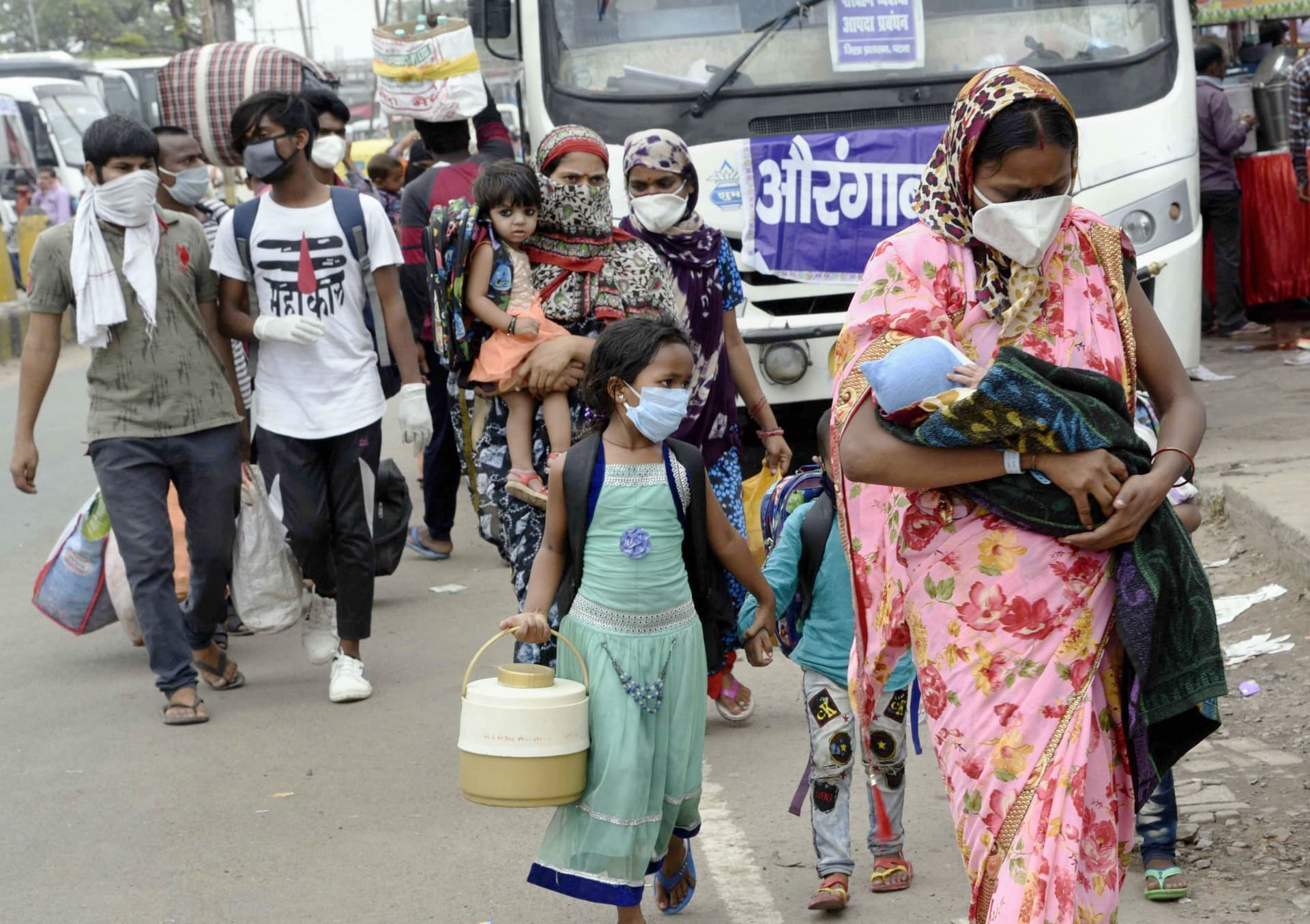 झारखंड-बिहार की घरेलू कामगार बड़े शहरों में हैं बदहाल, मालिक तनख्वाह नहीं दे रहे, काम पर बुलाना नहीं चाहते झारखंड-बिहार की घरेलू कामगार बड़े शहरों में हैं बदहाल, मालिक तनख्वाह नहीं दे रहे, काम पर बुलाना नहीं चाहते