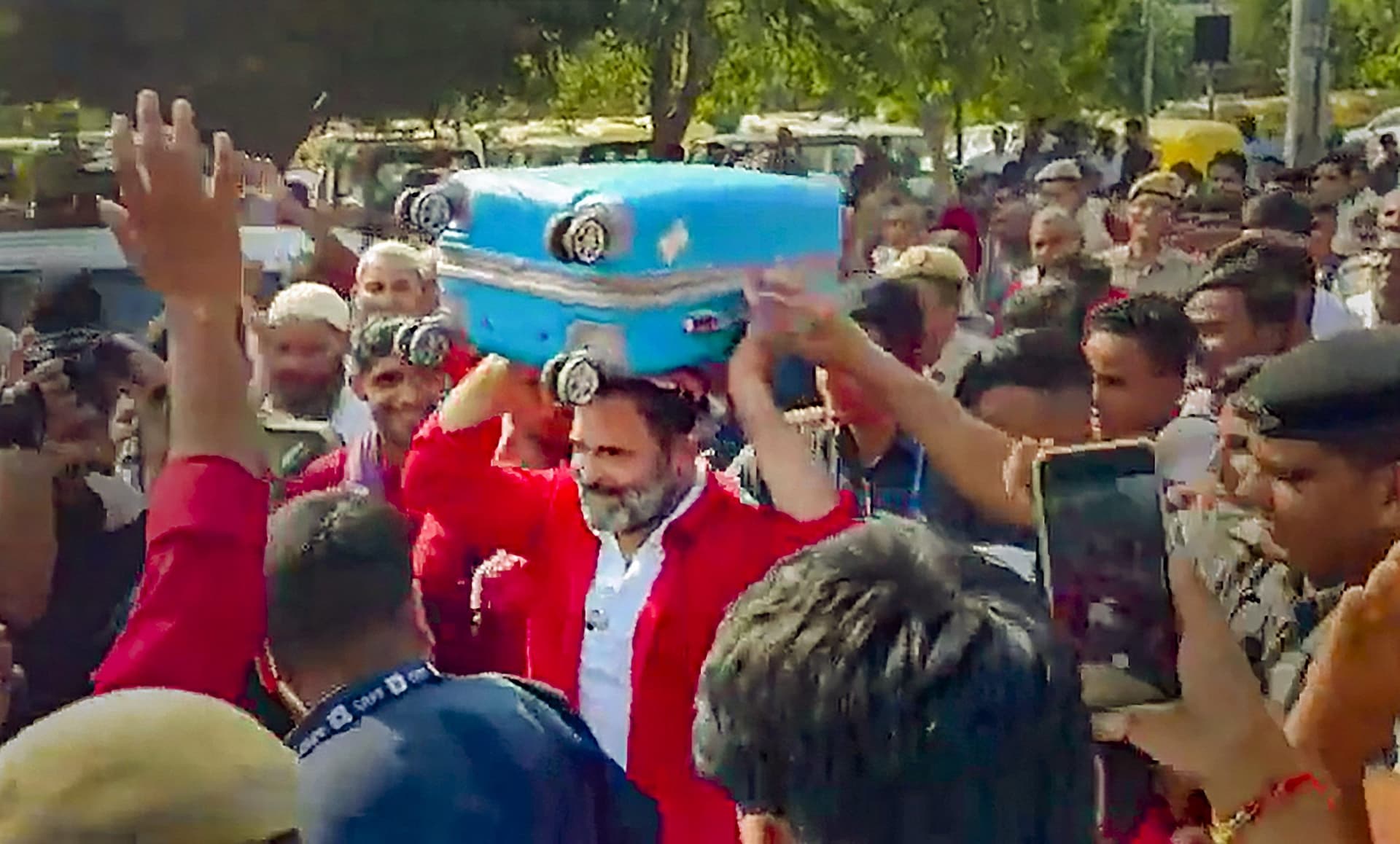 राहुल गांधी ने रेलवे स्टेशन पर उठाया यात्री का सामान, कुली के गेटअप में आए नजर, देखें वीडियो