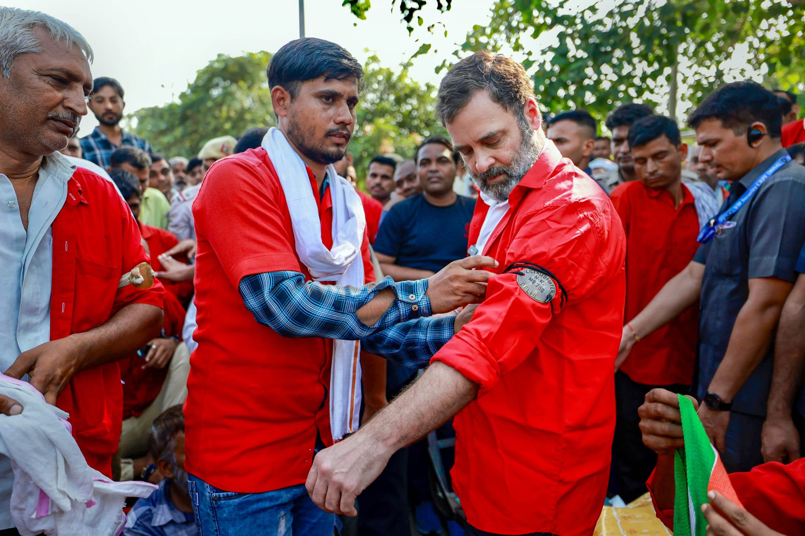 Photos: सारी दुनिया का बोझ हम उठाते  हैं! जानें आखिर कितने नंबर का बिल्ला लगाकर कुली बने राहुल गांधी