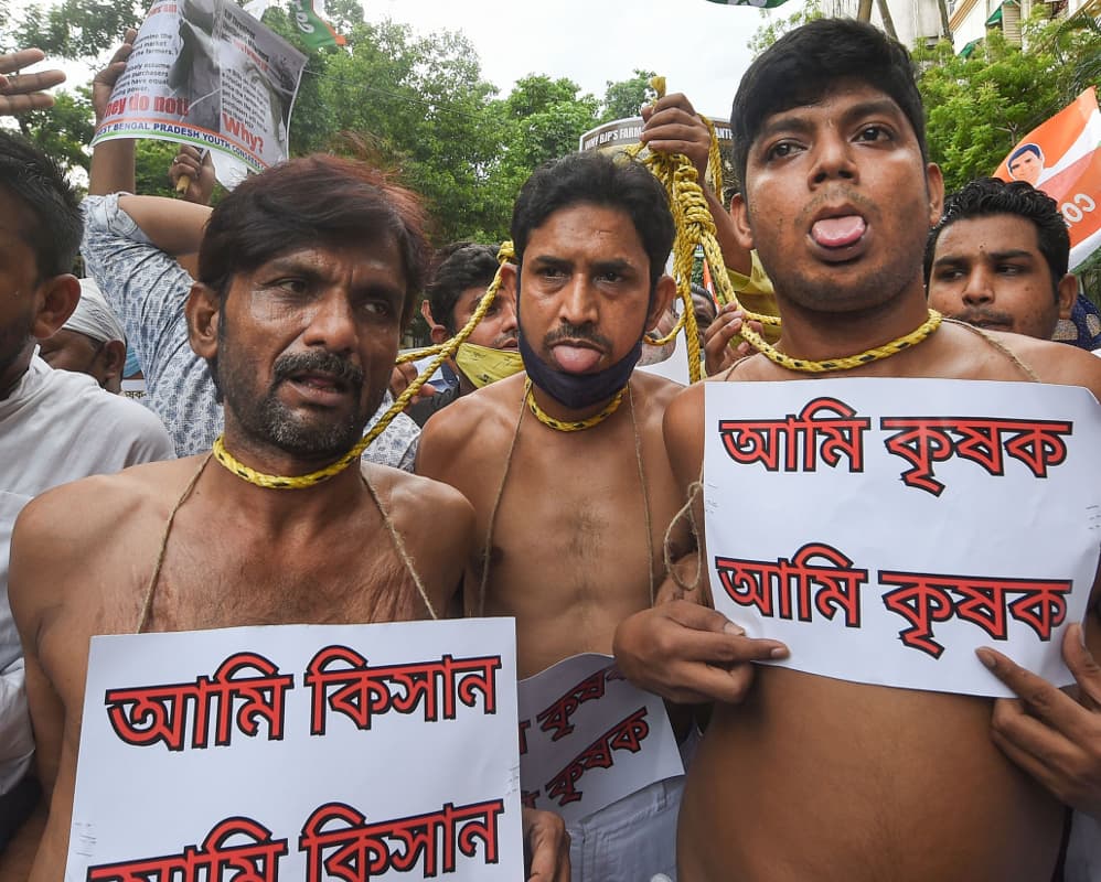 युवा कांग्रेस ने किया नंग-धड़ंग प्रदर्शन, जुलूस निकालने पर कोलकाता पुलिस ने 20 लोगों को हिरासत में लिया