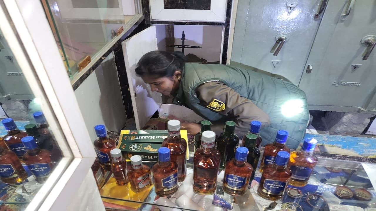 Bihar News: सहरसा में अवैध शराब कारोबारियों के खिलाफ छापेमारी, स्वर्ण कारोबारी के दुकान से मिली शराब की बोतलें