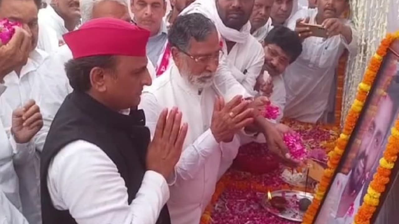 बलिया में छात्र नेता हेमंत यादव के गांव पहुंचे अखिलेश यादव, श्रद्धासुमन अर्पित कर दी श्रद्धांजलि