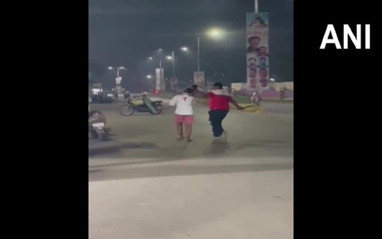 Chhattisgarh Viral Video: रायपुर में सनकी युवक की करतूत, बीच सड़क पर नाबालिग लड़की के साथ की हैवानियत