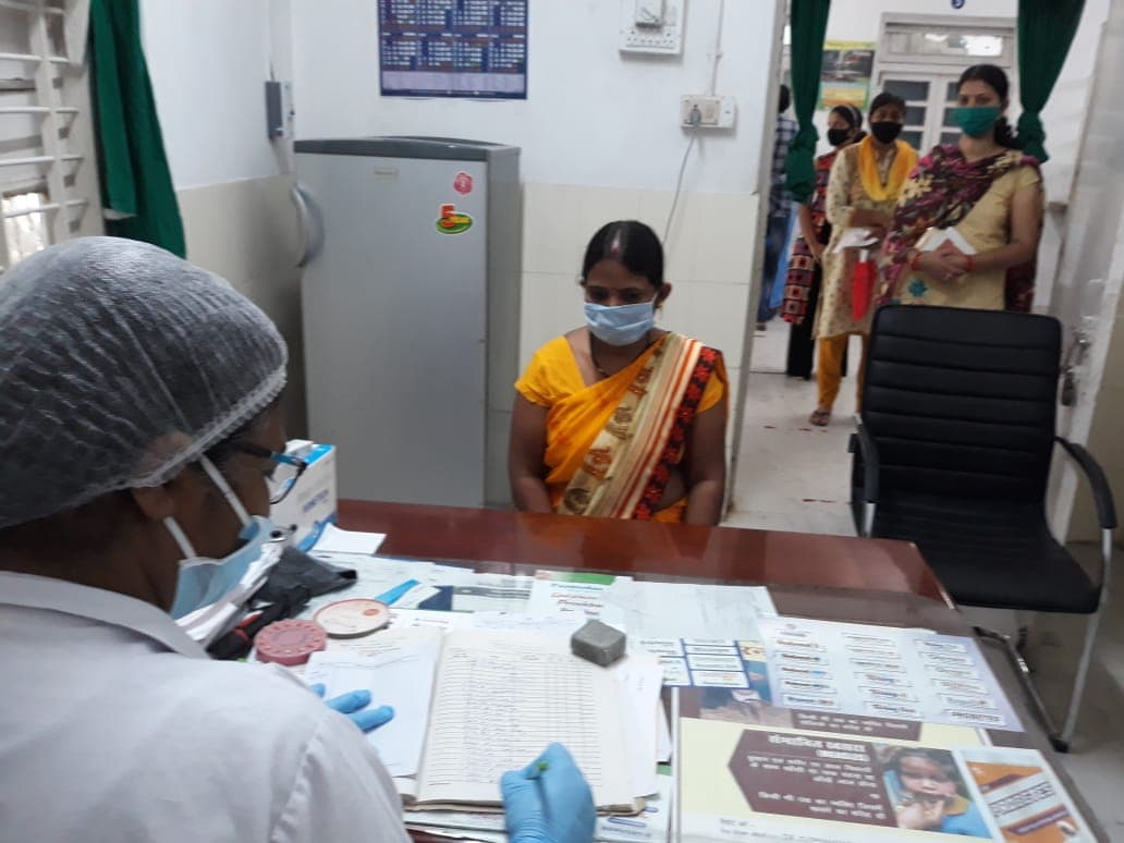 Aligarh News: Covid से मरने वालों के परिजनों को मिल रहा 50000, मृतकों की सूची में मिले जिंदा लोगों के नाम