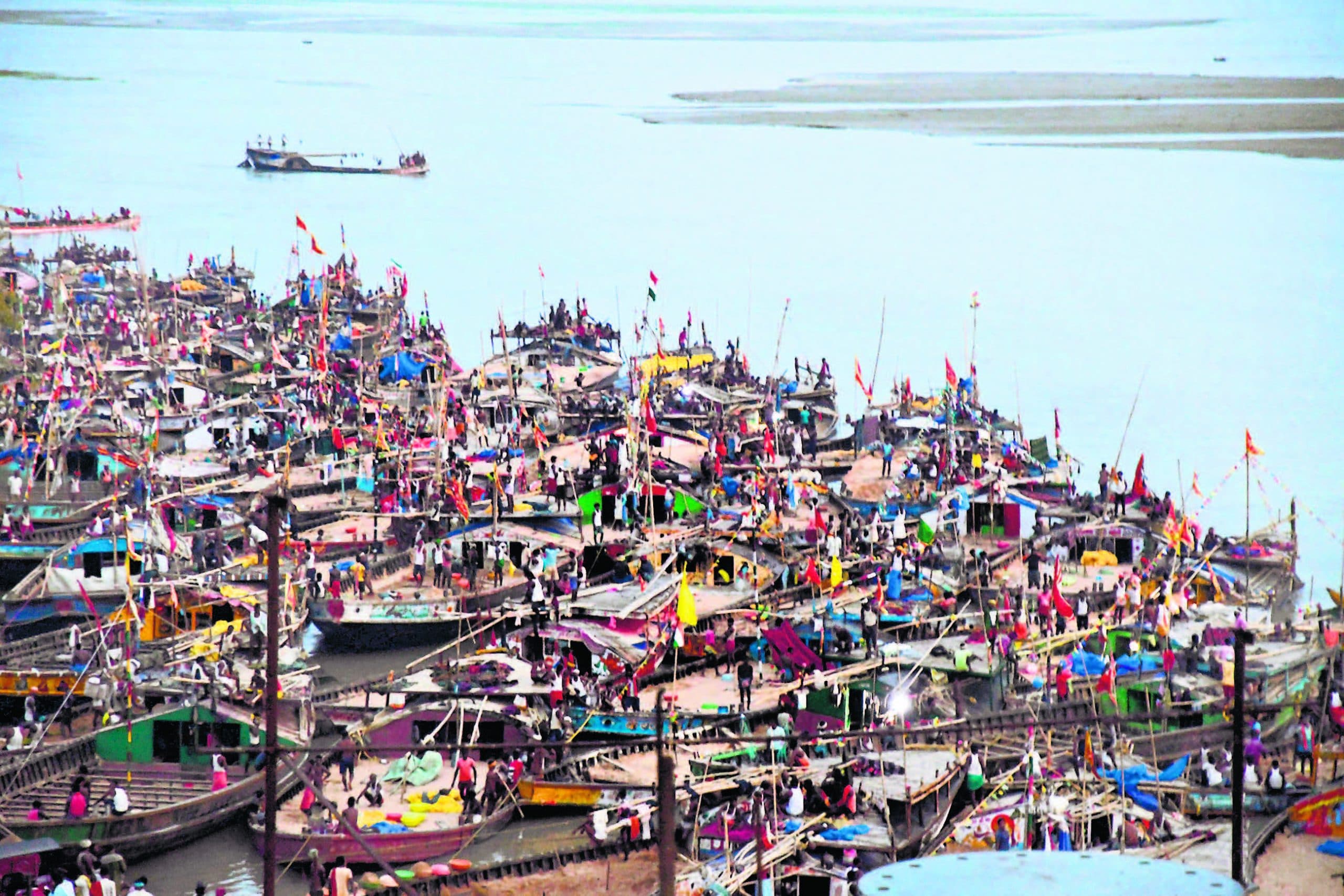 बिहार में बेखौफ बालू माफिया, गांधी सेतु के नीचे रोज सजती है बालू की अवैध मंडी