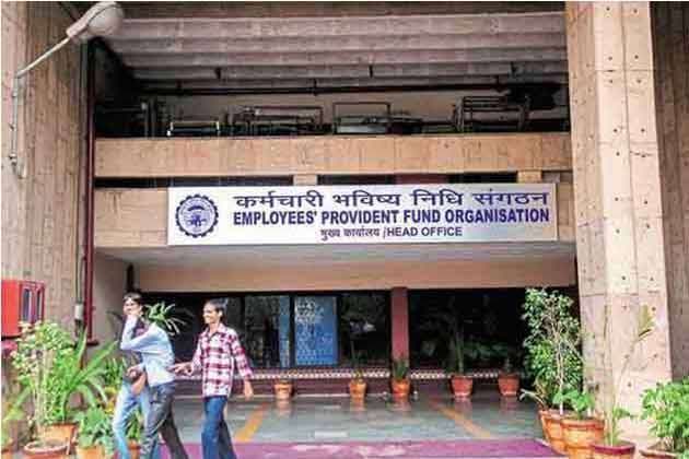 EPFO News : PF खाताधारकों को लगेगा बड़ा झटका! घट सकती हैं ब्याज दरें, जल्द होगा एलान
