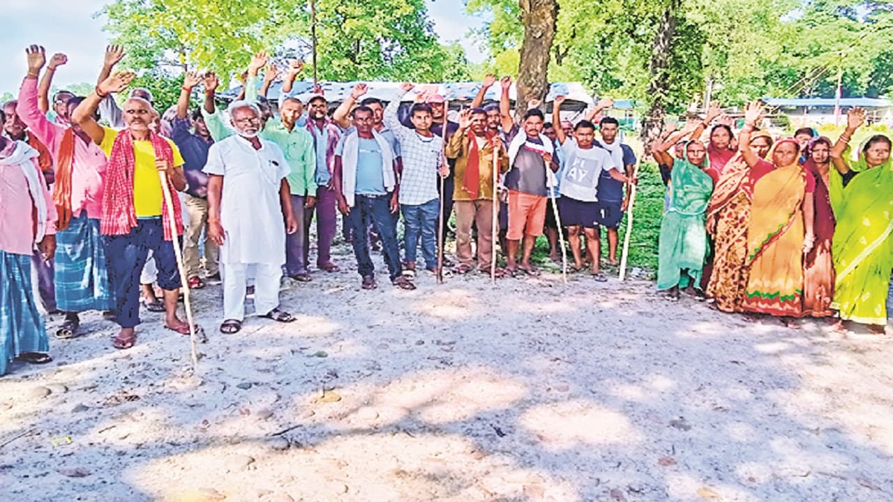 Bettiah में किसानों ने किया भिखनाठोरी Indo-Nepal सीमा बंद, बॉडर पर डटे सैकड़ों किसान,जानें क्या है कारण