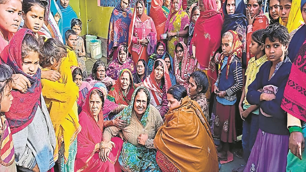 छपरा में शराब से मौत का दावा: मृतकों की संख्या बढ़ कर हुई 15, थाना प्रभारी सस्पेंड, चौकीदार गिरफ्तार