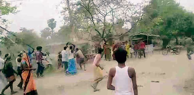 शराबियों के खिलाफ छापेमारी के दौरान विवाद में महिला की गयी जान, बवाल देख वाहन छोड़ भाग खड़ी हुई पुलिस