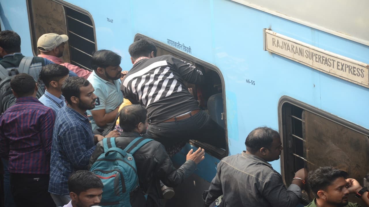 बिहार: परेशानी के साथ वापस लौट रहे प्रवासी मजदूर, नहीं मिल रहा टिकट, तस्वीरों में देखें.. बिहार: परेशानी के साथ वापस लौट रहे प्रवासी मजदूर, नहीं मिल रहा टिकट, तस्वीरों में देखें..