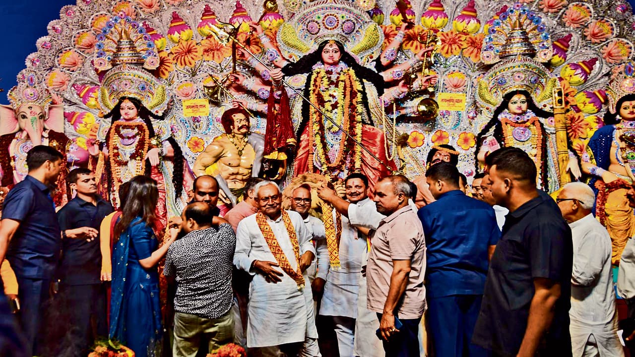 PHOTOS: मां दुर्गा के दरबार में नीतीश-लालू समेत बिहार के कई सियासी दिग्गज, देखिए पटना की खास तस्वीरें..
