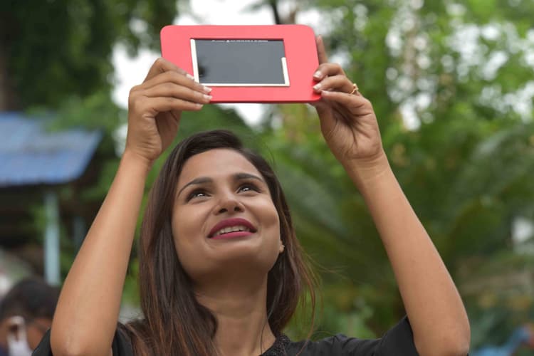 Surya Grahan 2020: कुछ दिन बाद लगने वाला है सूर्य ग्रहण, जानिए कैसे नुकसानदायक है ये ग्रहण और चंद्रग्रहण से कैसे अलग है?