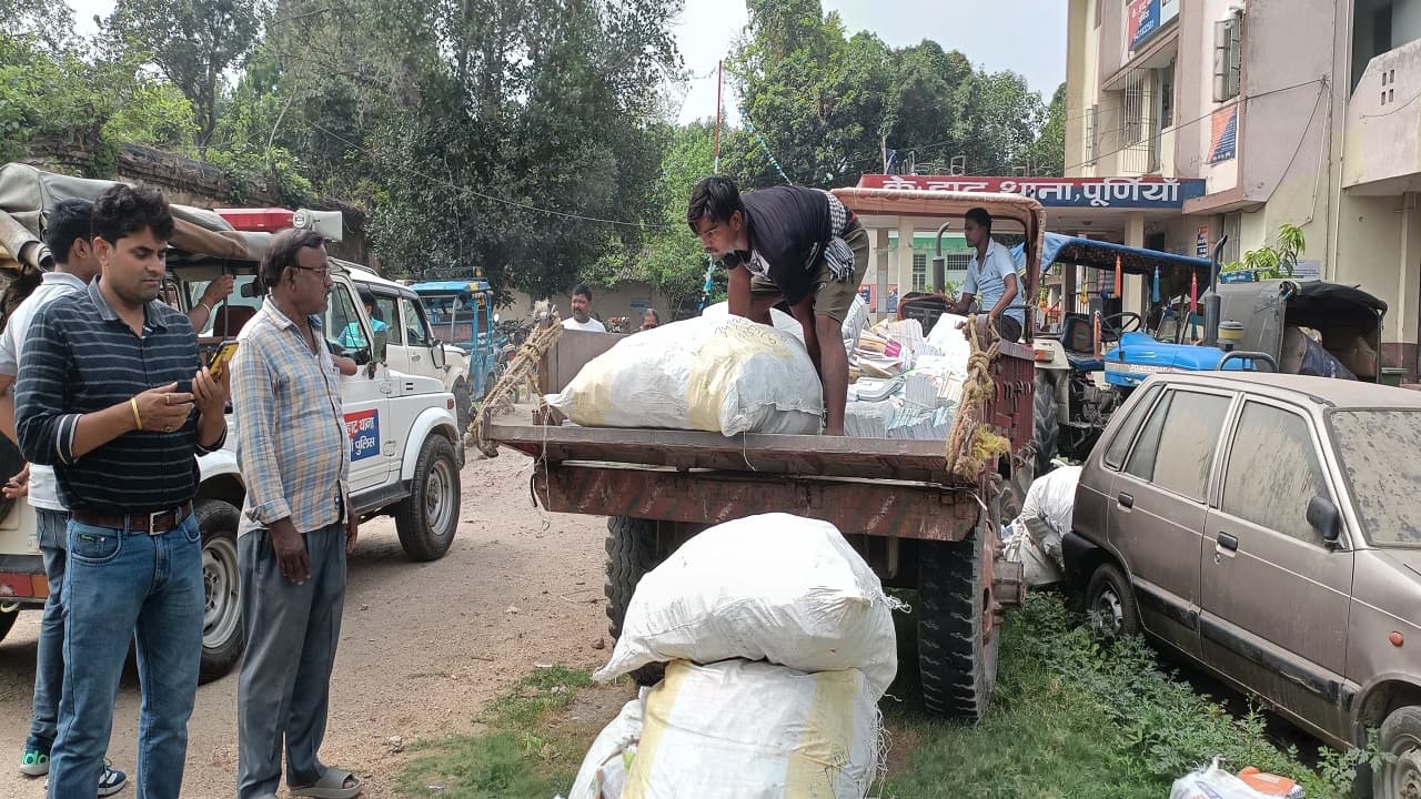 बिहार: कबाड़ में किलो के भाव बेच दी बच्चों की कोर्स बुक, एक दर्जन बोरियां जब्त