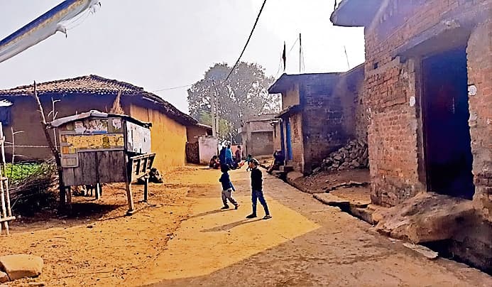 रोहतास के इस गांव में रोजाना लायी जाती है दो हजार लीटर शराब, पीने पहुंचते है कई गांवों के लोग