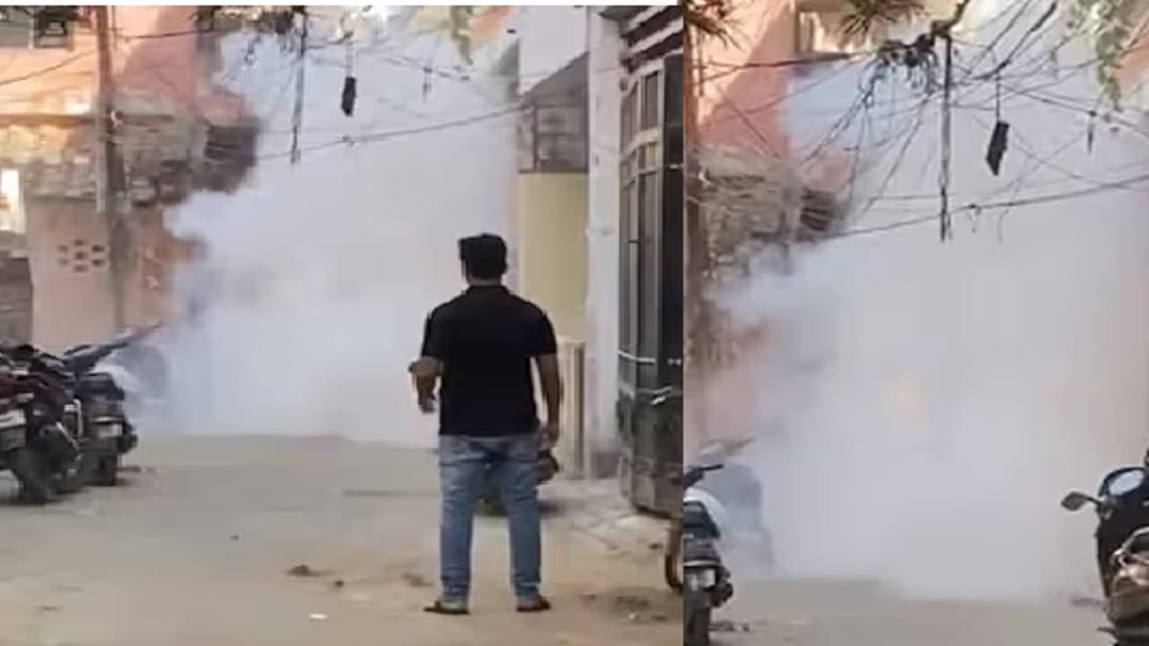 प्रयागराज की कटरा गोबर गली में बमबाजी, माफिया अतीक अहमद के वकील के घर पर फेंके बम, जांच में जुटी पुलिस