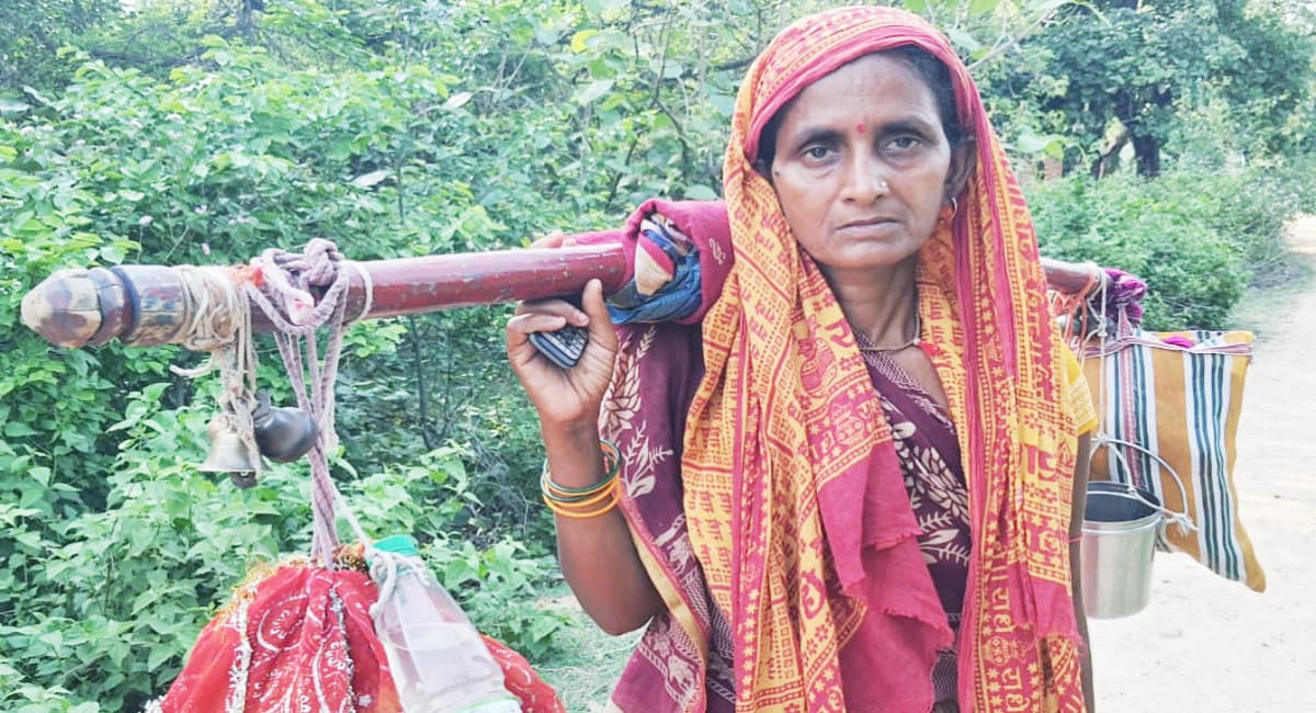 Banka: चौदह वर्षों से प्रत्येक सोमवार को कांवर लेकर बाबाधाम पहुंचती है नीलम बम, ...जानें क्यों?