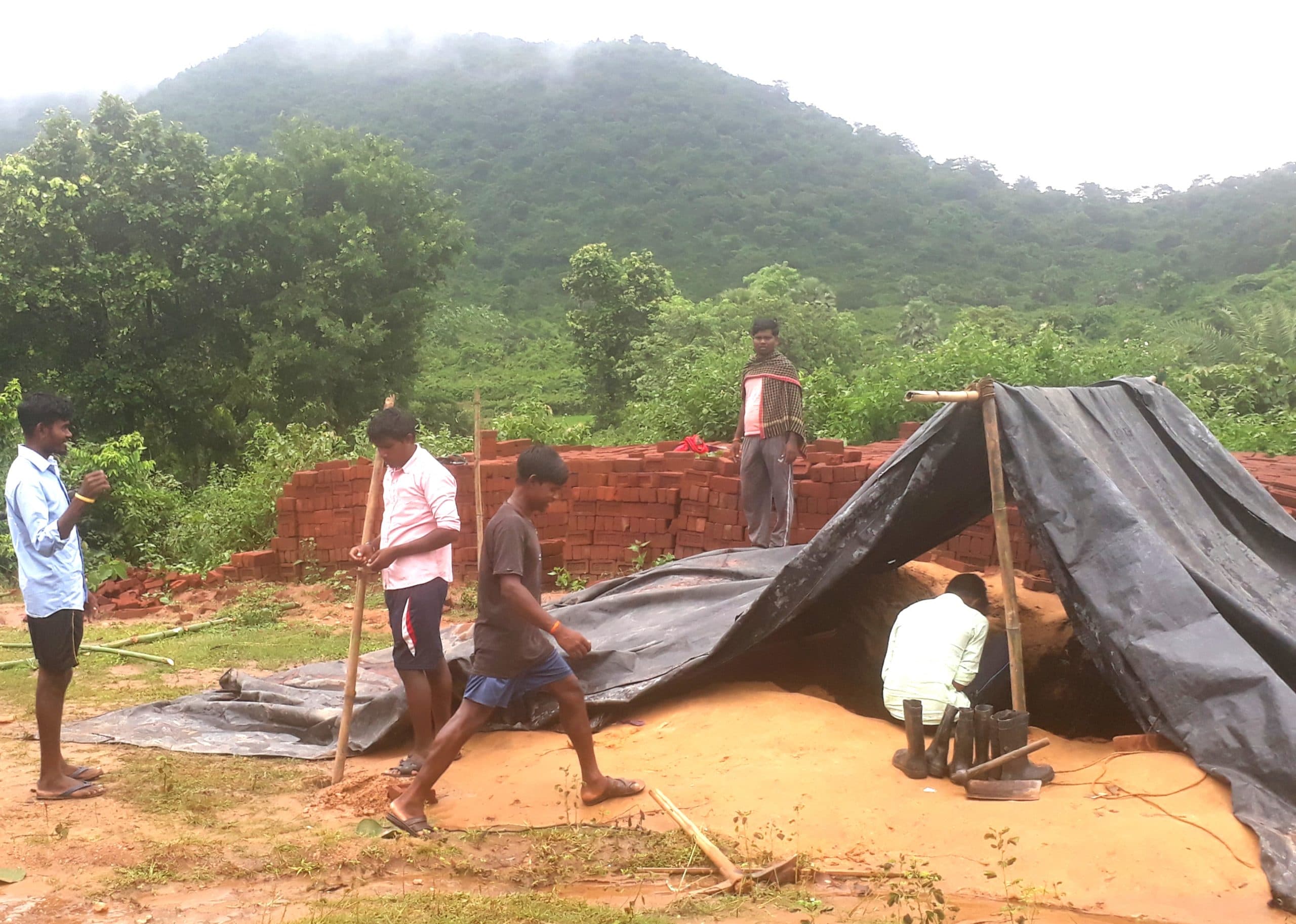 चमत्कारी वस्तु की तलाश में कई दिनों से जमीन खोद रहे तीन गांव के आदिवासी