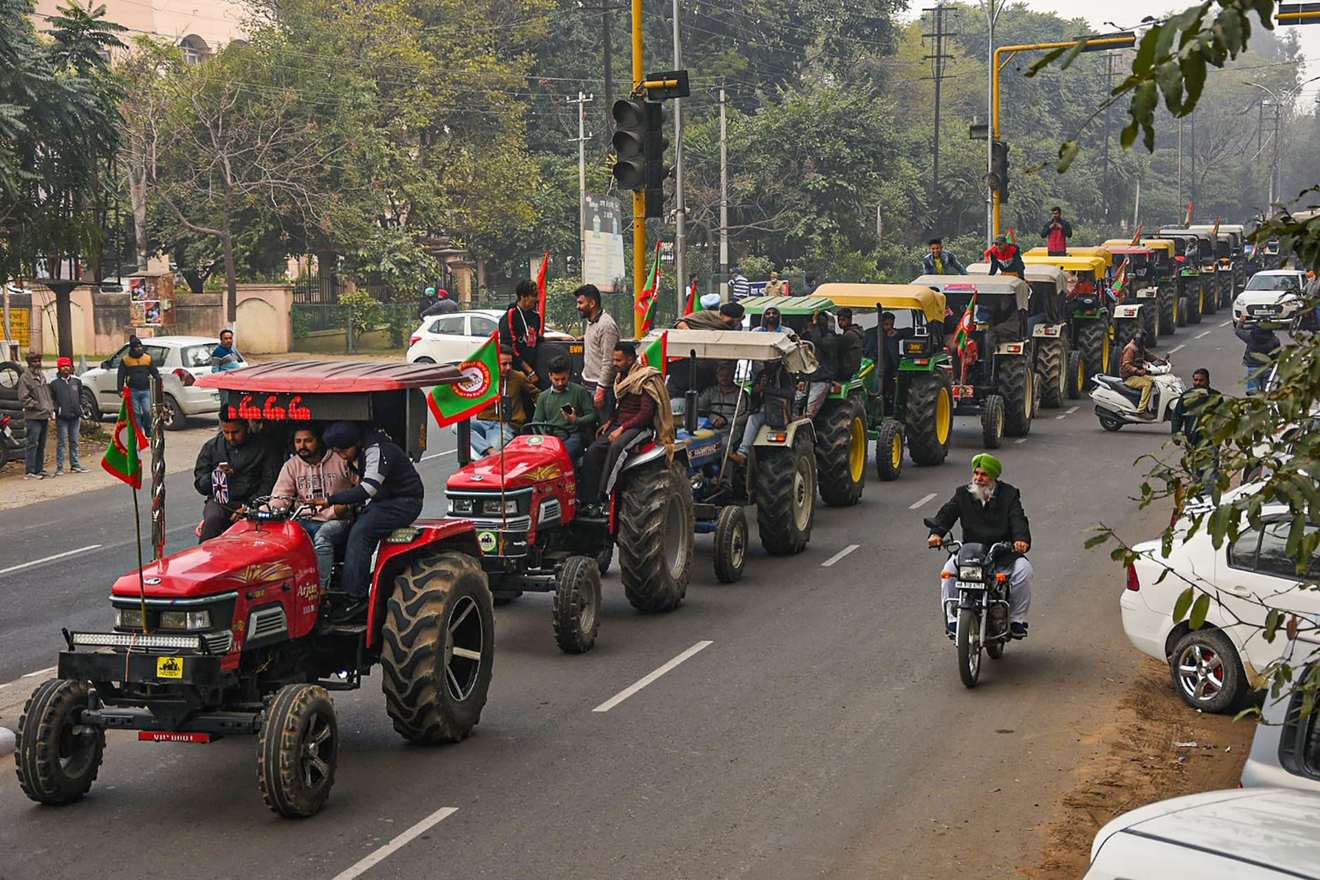 Kisan Andolan: मंजूरी मिले न मिले, देशभक्ति के रंग में रंगे ट्रैक्टरों के साथ रिंगरोड पर निकलेंगे किसान