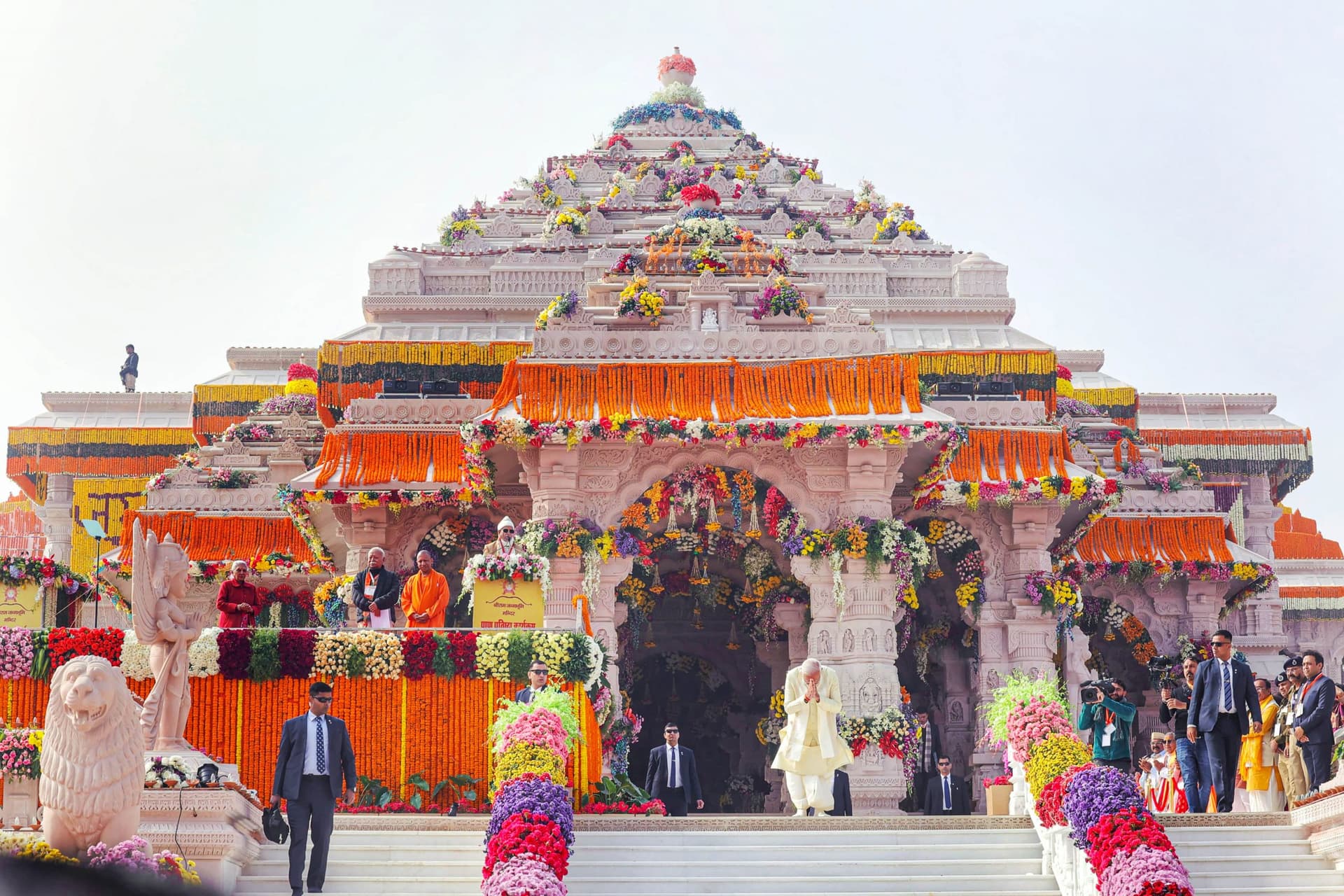 Ayodhya Ram Mandir: श्रद्धालु इन ट्रेन और फ्लाइट्स से जा सकते हैं अयोध्या, ठहरने के लिए ये हैं सस्ते होटल्स
