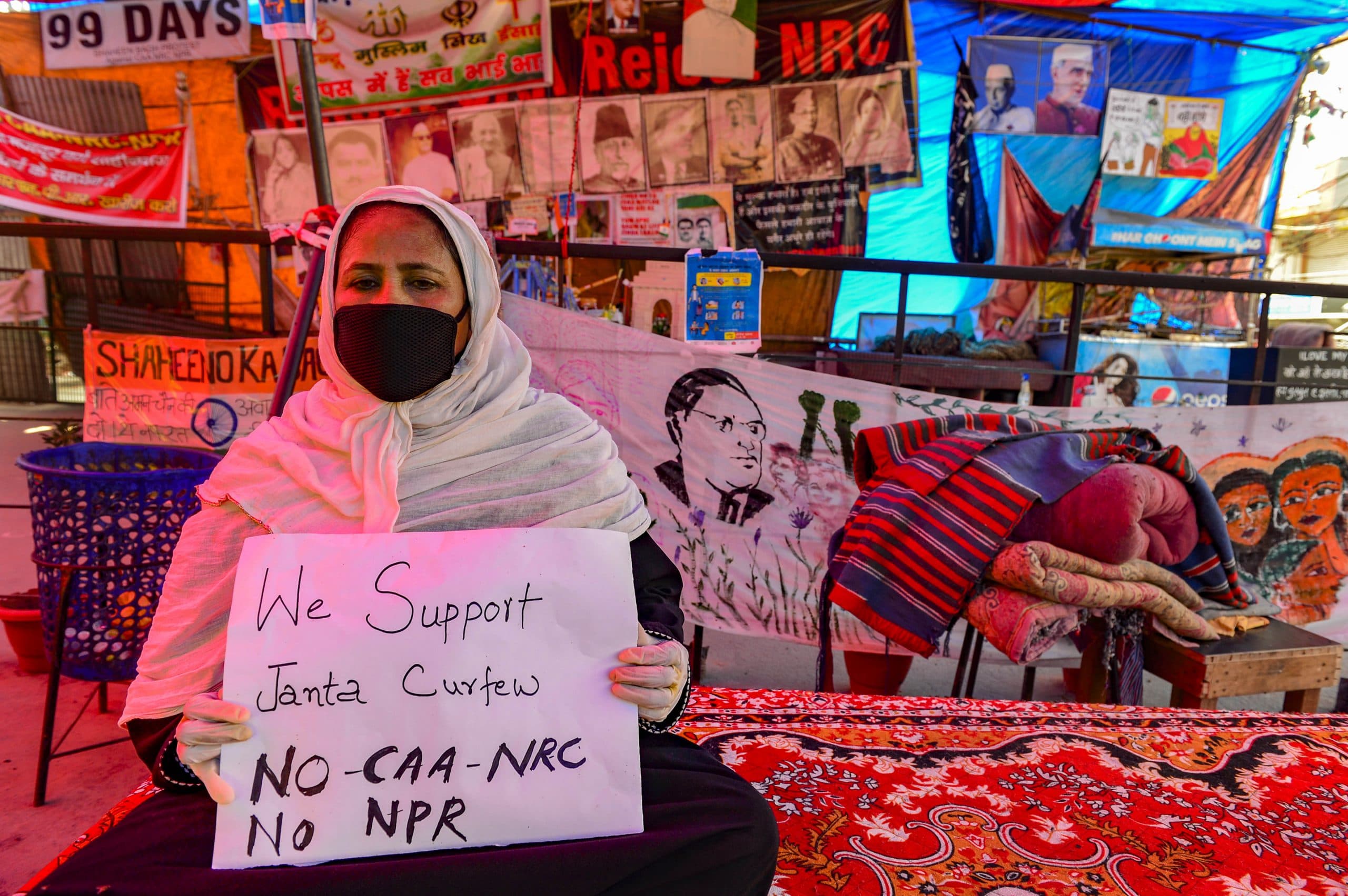 शाहीनबाग के साथ-साथ जामिया में प्रदर्शन स्थल पर अज्ञात व्यक्ति ने फेंका पेट्रोल बम