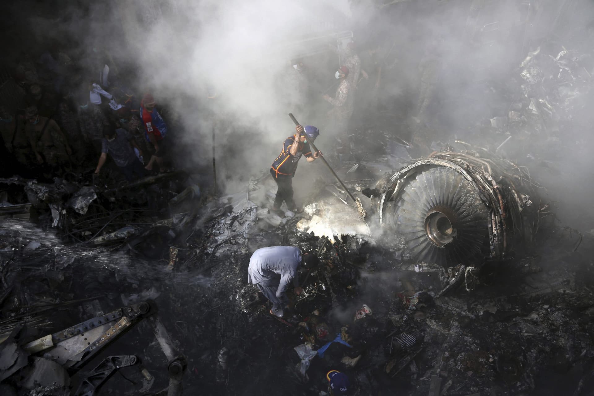 Pakistan Plane crash: पाकिस्तान में विमान के मलबे से मिले इतने नगद रुपये, सब रह गये हैरान