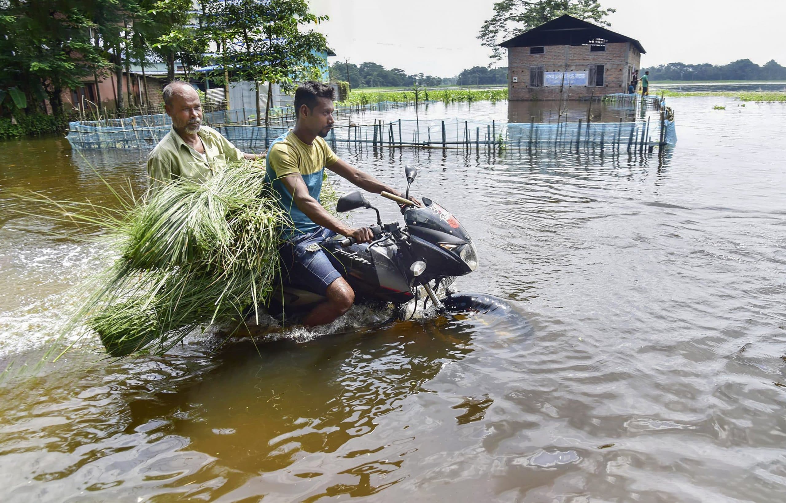 Assam Flood : बाढ़ के पानी में घुसकर सीएम हिमंत बिस्वा सरमा तक कुछ इस तरह पहुंचा शख्‍स, देखें VIDEO
