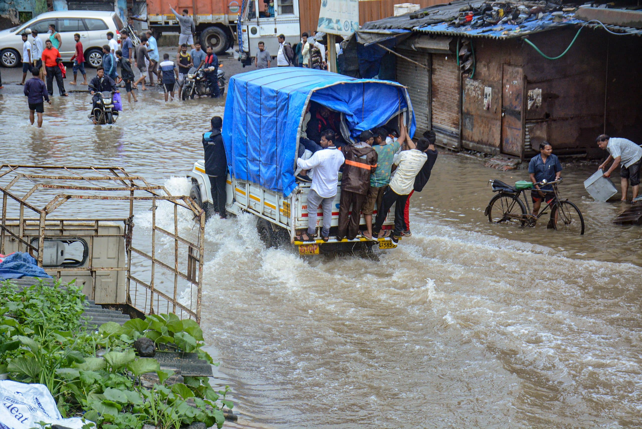 Mumbai Rains : भारतीय तटरक्षक ने महाराष्ट्र, गोवा और कर्नाटक के प्रभावित जिलों में समन्वय कर जुटाये संसाधन