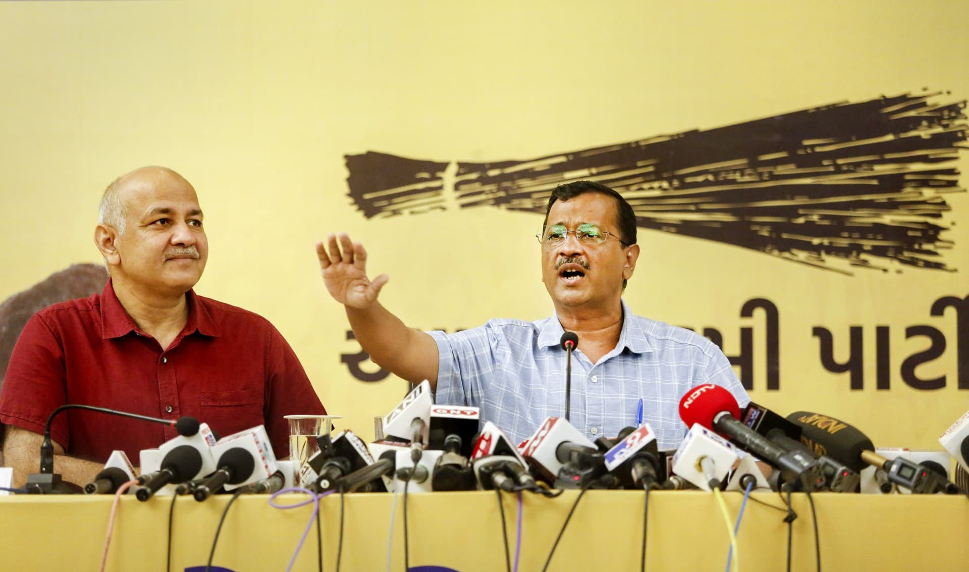 ट्विटर पर जंग तेज : ‘आपके सरकारी स्कूल देखने कब आऊं' , केजरीवाल ने शर्मा से पूछा