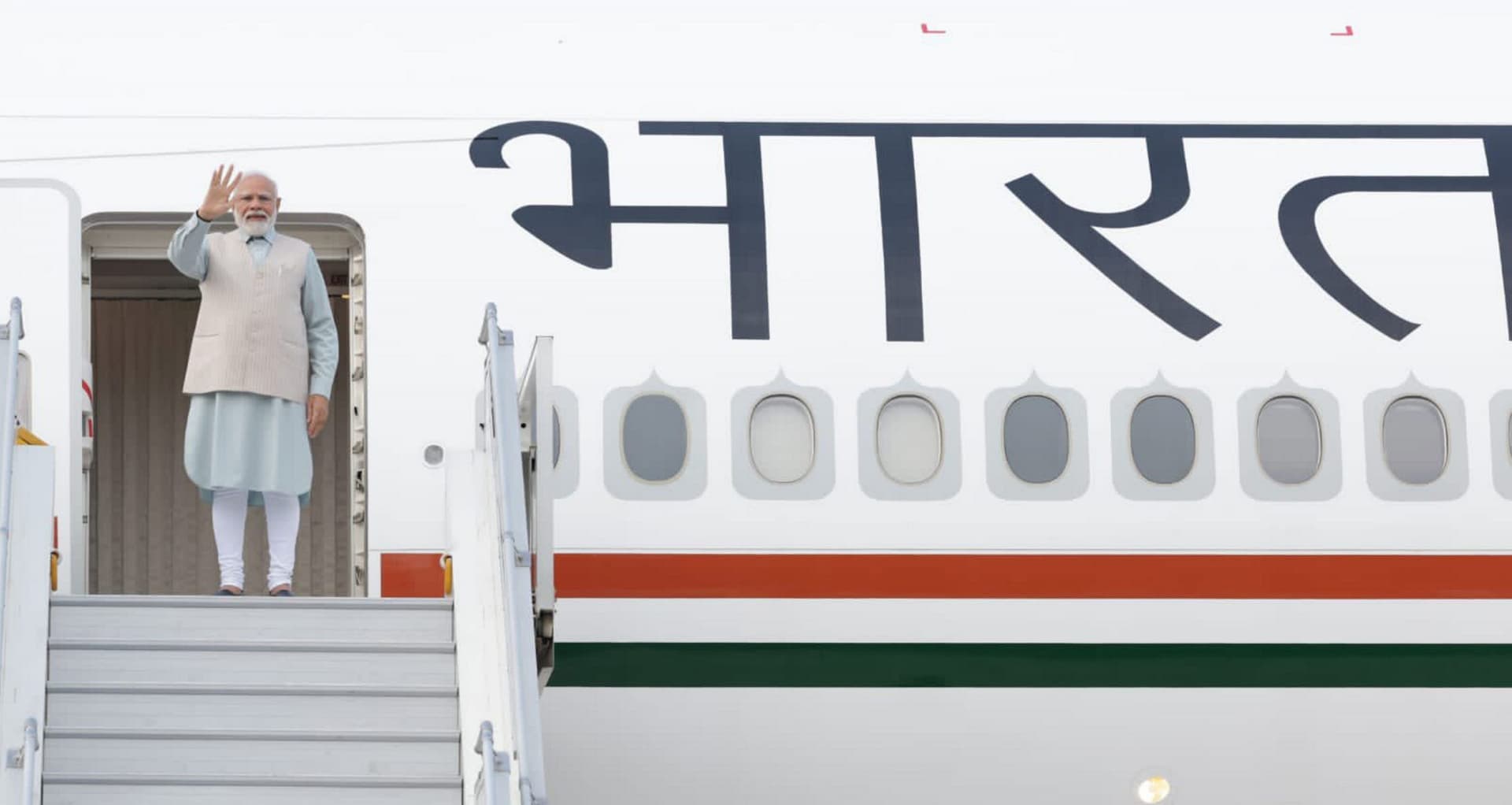 जोहान्सबर्ग: उस वक्त हैरान रह गये पीएम मोदी जब सजी हुई थाली लेकर बच्चा पहुंचा उनके पास, देखें कैसे हुआ स्वागत