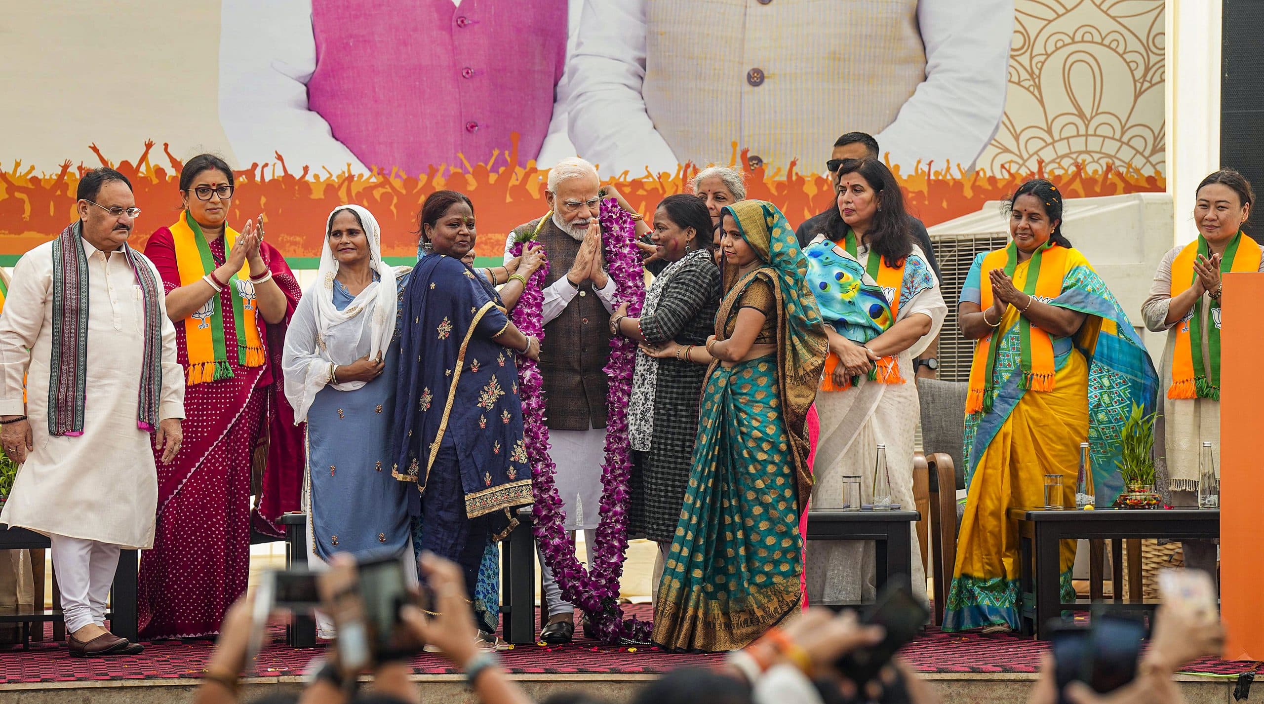 PHOTOS: मोदी के आते ही महिला कार्यकर्ताओं ने भरी हुंकार, सिर पर हाथ फेर दिया आशीर्वाद