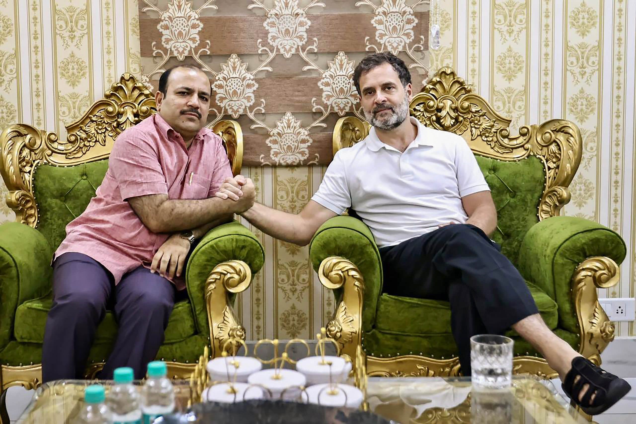 Photos: नफरत के बाजार में मोहब्बत की दुकान..., बिधूड़ी पर हंगामे के बीच दानिश अली से मिलने पहुंचे राहुल गांधी