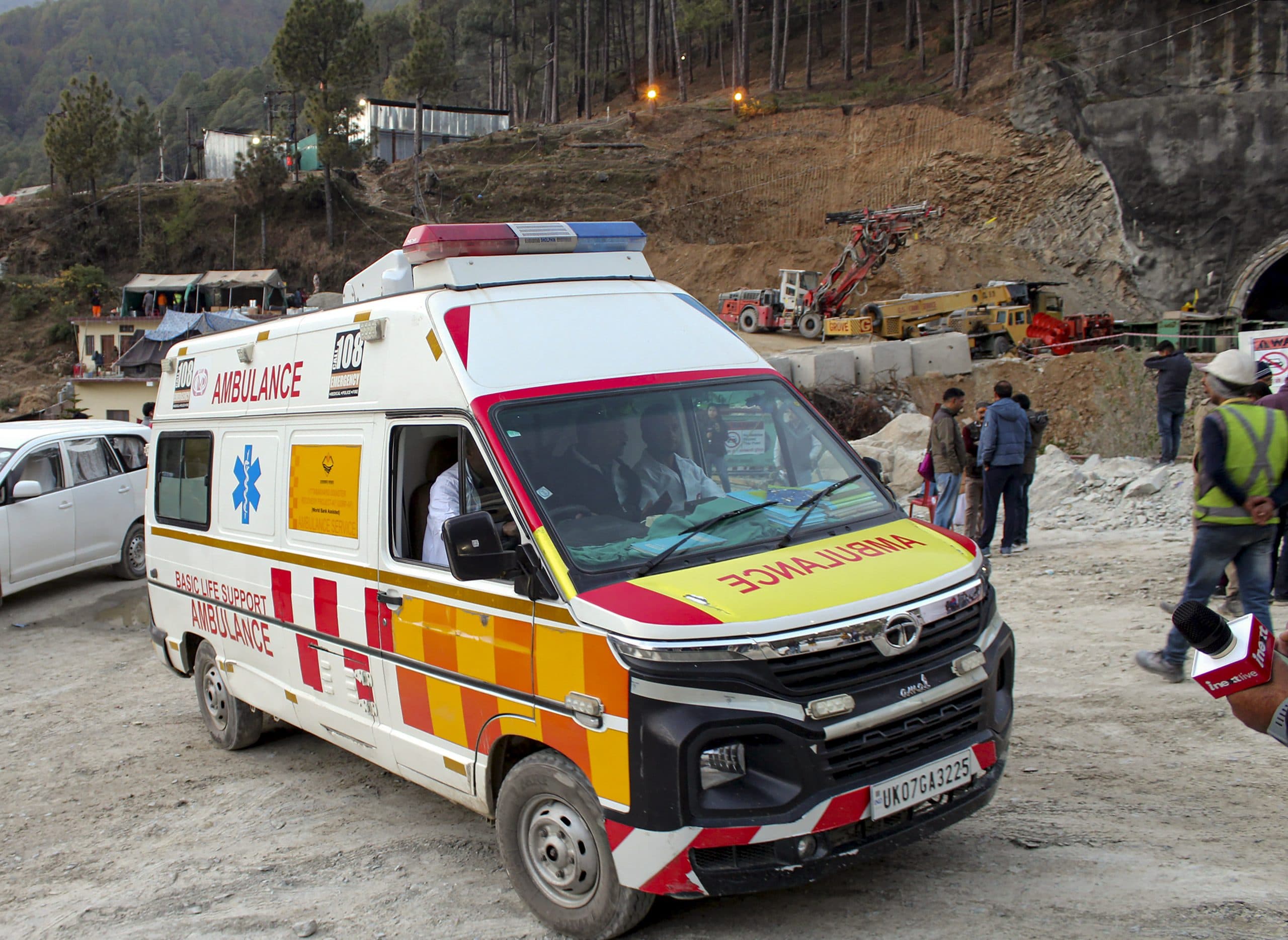 Uttarkashi: मजदूरों की सुरंग से सकुशल वापसी के लिए प्रार्थना, ऑगर मशीन में खराबी के कारण ड्रिल का काम रुका