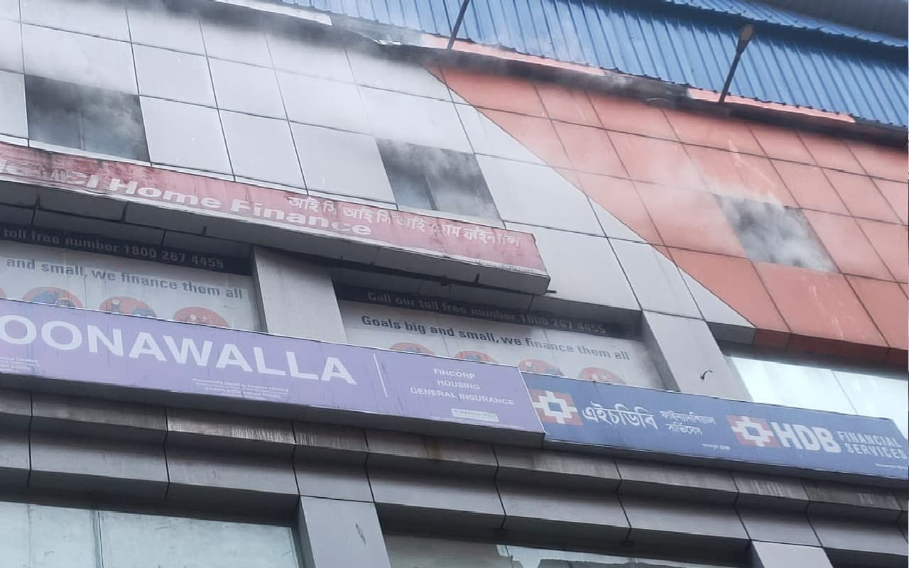 West Bengal: गोलाबाड़ी में फाइनेंस कंपनी के कार्यालय में लगी आग, कागजात जलकर राख West Bengal: गोलाबाड़ी में फाइनेंस कंपनी के कार्यालय में लगी आग, कागजात जलकर राख
